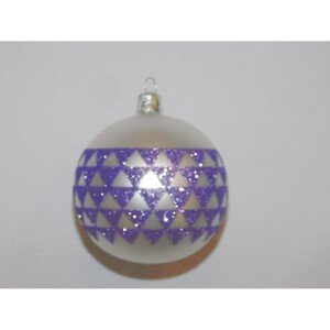 ONREX Vianočná ozdoba sklenená guľa biela/fialová ornament pr. 8 cm